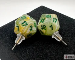Örhänge: Stud - Marble Green/Dark Green Mini-Poly D20 (Par)