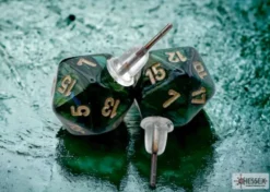 Örhänge: Stud - Scarab Jade/Gold Mini-Poly D20 (Par)
