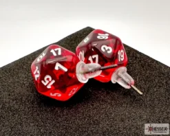 Örhänge: Stud - Translucent Red/White Mini-Poly D20 (Par)